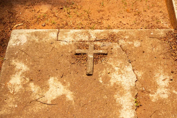Una Semplice Croce Incisa Sulla Tomba Cemento Cimitero Cimitero Nella — Foto Stock