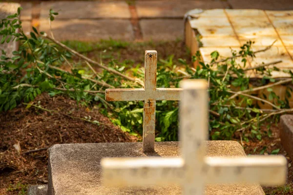 Una Croce Sopra Una Tomba Nel Cimitero Cimitero Nella Città — Foto Stock