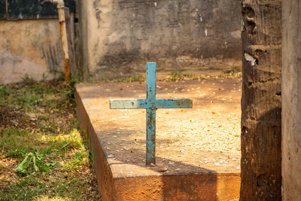 Mezarlıktaki Bir Mezarın Üzerinde Mavi Bir Haç Aparecida Goiania Daki — Stok fotoğraf