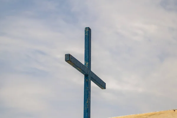 Egy Egyszerű Kék Kereszt Kék Égbolttal Háttérben — Stock Fotó
