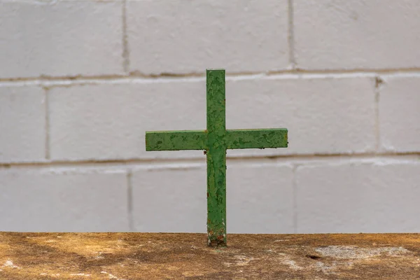 Green Painted Cross Grave Cemetery Brick Wall Background Cemetery City — Stock Photo, Image