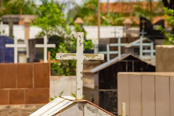 Een Eenvoudig Kruis Een Graf Met Het Kerkhof Wazig Achtergrond — Stockfoto