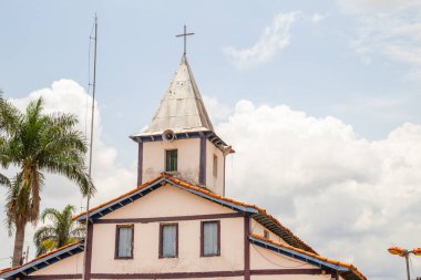 Nossa Kulesi Sinyora Aparecida Sığınağı bulutlu bir günde. Nossa Sinyora Aparecida Sığınağı Goias 'ın Aparecida de Goiania şehrinde yer almaktadır..