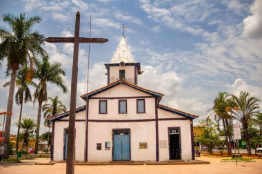 Nossa Sinyora Aparecida Sığınağı, önünde kocaman tahta bir haç olan, bulutlu bir günde. Nossa Sinyora Aparecida Sığınağı Goias 'ın Aparecida de Goiania şehrinde yer almaktadır..