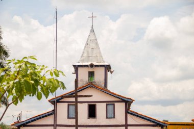 Bulutlu bir günde Nossa Senyora Aparecida Sığınağı 'nın detayları. Nossa Sinyora Aparecida Sığınağı Goias 'ın Aparecida de Goiania şehrinde yer almaktadır..