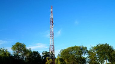 Telekomünikasyon kulesi 4G ve 5G hücresel. Üs İstasyonu ya da Üs Alıcı İstasyonu. Kablosuz İletişim Anten Vericisi. n