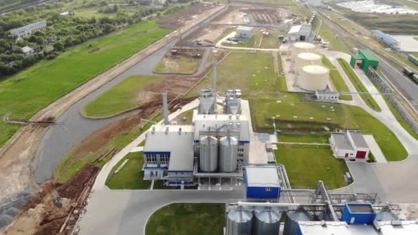 Metal tanks of the elevator. Grain drying complex in the open air. Commercial granaries. Steel warehouse for agricultural crops. Aerial view. — Stockvideo