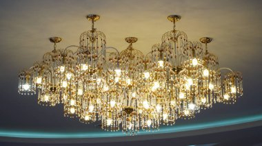 Tavanda lüks kristal avize. Alt manzara. Yakın plan. Mumları olan büyük kristal altın bir avize. n