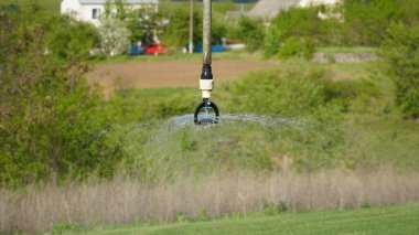 Şiddetli ve uzun süreli ısı süresince bitkilerin büyümesini teşvik etmek için tarım için bir sulama sisteminin yakınlaştırılması. Kavram: Tarım ya da su kaynağı. n