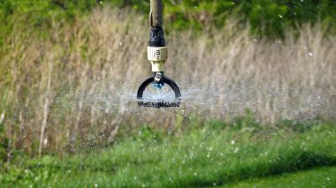 Şiddetli ve uzun süreli ısı süresince bitkilerin büyümesini teşvik etmek için tarım için bir sulama sisteminin yakınlaştırılması. Kavram: Tarım ya da su kaynağı. n