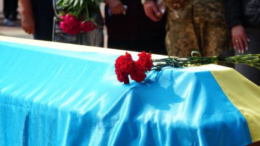 Ukrayna. - Savaş. Ukrayna 'nın Rus işgali sırasında ölen Ukraynalı askerlerin cenazesi. Çiçeklerle süslenmiş tabut. Bir askerin cenaze töreni. Cenaze töreni. n