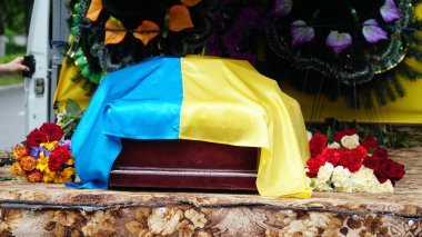 Ukrayna. - Savaş. Ukrayna 'nın Rus işgali sırasında ölen Ukraynalı askerlerin cenazesi. Çiçeklerle süslenmiş tabut. Bir askerin cenaze töreni. Cenaze töreni. n