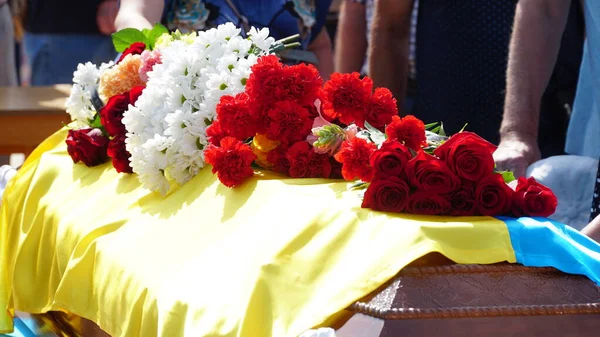 Ukrayna. - Savaş. Ukrayna 'nın Rus işgali sırasında ölen Ukraynalı askerlerin cenazesi. Çiçeklerle süslenmiş tabut. Bir askerin cenaze töreni. Cenaze töreni. n