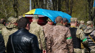 Ukrayna. - Savaş. Bir askerin cenaze töreni. Cenaze töreni. Ukrayna 'nın Rus işgali sırasında ölen Ukraynalı askerlerin cenazesi. Çiçeklerle süslenmiş tabut. n
