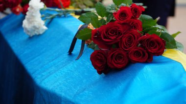 Ukrayna. - Savaş. Ukrayna 'nın Rus işgali sırasında ölen Ukraynalı askerlerin cenazesi. Çiçeklerle süslenmiş tabut. Bir askerin cenaze töreni. Cenaze töreni. n