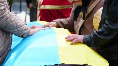Cenaze töreni. Çiçeklerle süslenmiş tabut. Bir askerin cenaze töreni. Ukrayna. - Savaş. Bulanık odak. n