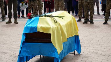 Ukrayna. - Savaş. Ukrayna 'nın Rus işgali sırasında ölen Ukraynalı askerlerin cenazesi. Çiçeklerle süslenmiş tabut. Bir askerin cenaze töreni. Cenaze töreni. n