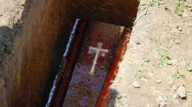 Defin. Tabutu mezara indirin!.