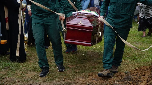 Похороны Люди Опускают Гроб Могилу — стоковое фото