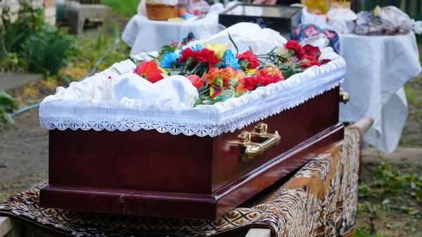 Burial Men Lower Coffin Grave — Stock Photo, Image