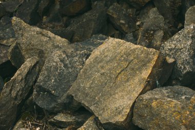 Büyük taş yığını. Taş kayalar. Granit ocağı. Soyut arkaplan. Terk edilmiş endüstriyel üretim. 