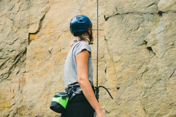 Молодая Спортсменка Экипировке Стоит Перед Каменной Скалой Готовится Восхождению Учебная — стоковое фото