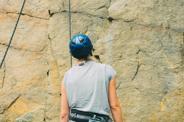 年轻的女运动员穿着装备站在石头岩石前 准备爬山 户外活动训练区 极限运动 后视镜 — 图库照片