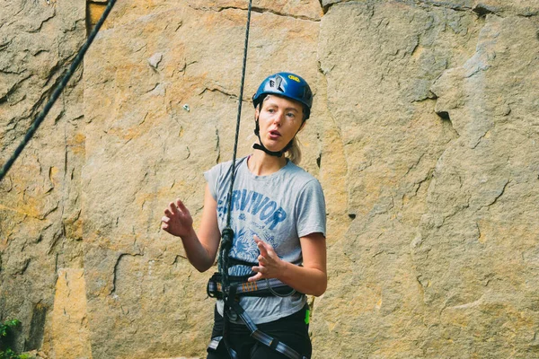 Korostyshiv Ukraine August 2020 Young Athletic Woman Climbing Gear Explaining — Stock Photo, Image