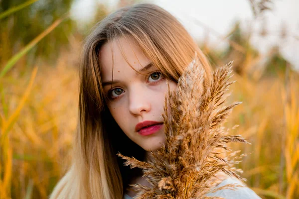 Schöne Junge Mädchen Leerem Grauen Shirt Und Schwarzen Jeans Posieren — Stockfoto