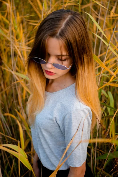Krásná Mladá Dívka Prázdném Šedém Tričku Černých Džínách Modrých Brýlích — Stock fotografie