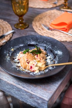 Nane yaprağıyla servis edilen tatlı dolgulu ekler.