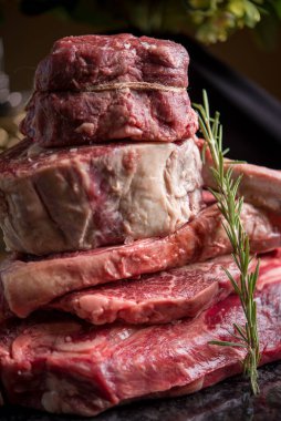 Biberiyeli dilimlenmiş sığır filetosu pişirmeye hazır.