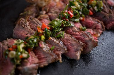 Kesilmiş bitkilerle kaplı harika dilimlenmiş sulu biftek.