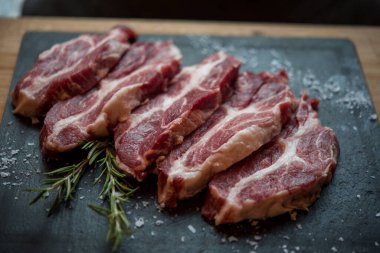 Tuz ve biberiyeli dilimlenmiş çiğ biftek.