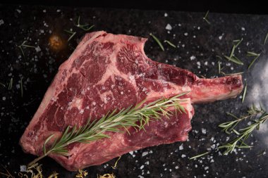 Çiğ marine edilmiş biftek, tuz ve biberiyeli.