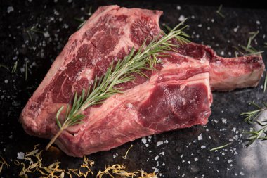 Çiğ marine edilmiş biftek, tuz ve biberiyeli.