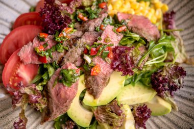 Mısır, domates ve avokadoyla sığır eti salatası