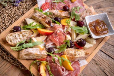 Ahşap tahtada, reçelli ve meyveli harika antipasti.