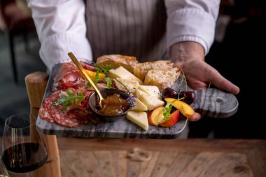 Şef nefis mermer tahtada lezzetli antipasti servis etti.