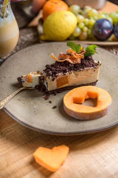 Sütlü ve meyveli balkabaklı kek.