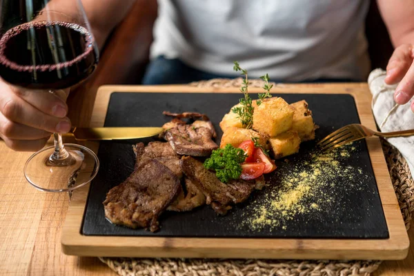 Persona Sentada Mesa Con Delicioso Plato Carne —  Fotos de Stock