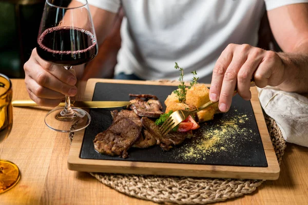 Man Eating Delicious Beef Dish Complimented Red Wine — Stock Photo, Image