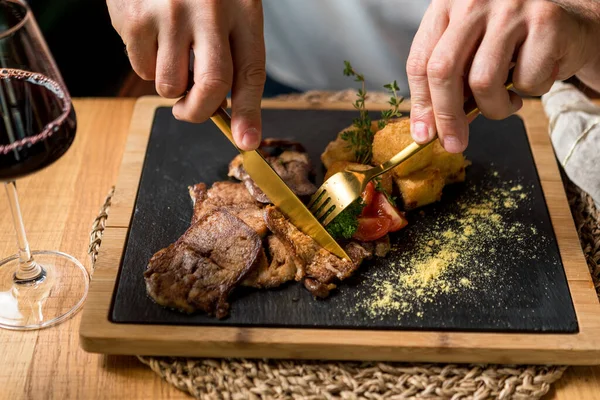Vue Partielle Homme Mangeant Steak Avec Des Pommes Terre — Photo