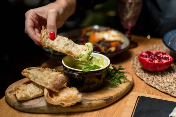 Vrouw Handen Met Een Heerlijk Brood Room Saus — Stockfoto