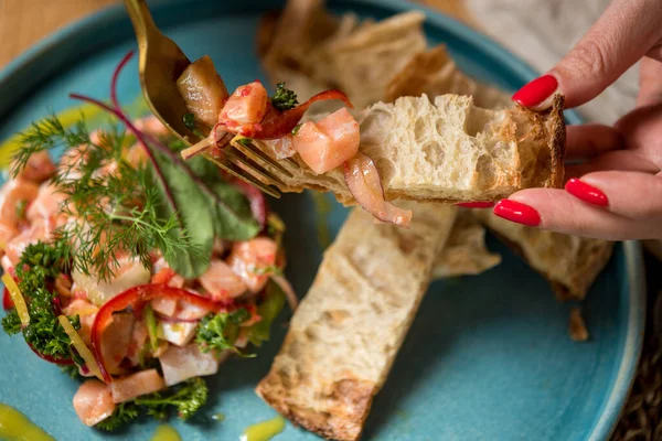 Ekmek Parçalarıyla Deniz Ürünleri Salatası Yiyen Bir Kadın — Stok fotoğraf
