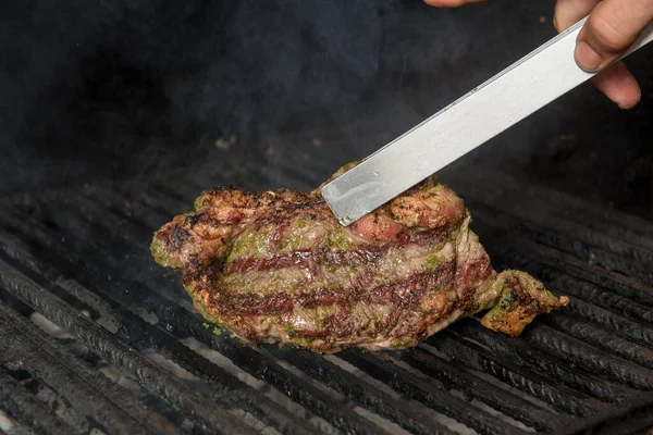 Person Grilling Beef Fillet Pesto Sauce Using Tongs — Stock Photo, Image