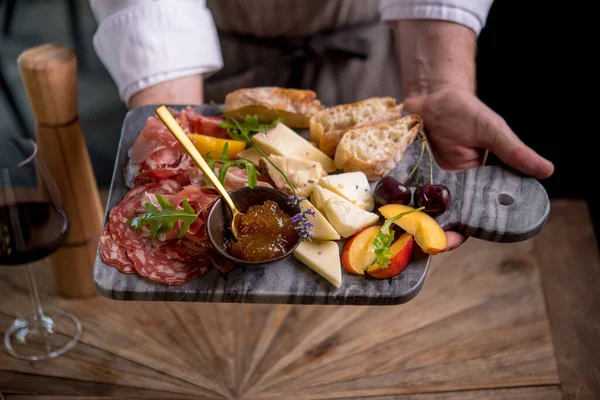 Chef Servito Deliziosi Antipasti Elegante Tavola Marmo — Foto Stock