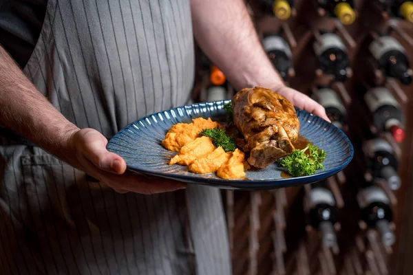 Chef Che Serve Carne Forno Con Patate Foto Stock