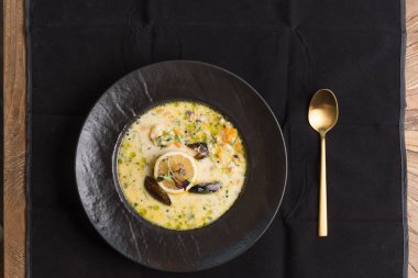 Kremalı ve midyeli çorba manzarası 