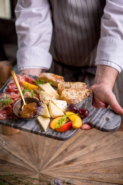 Chef Che Porta Carne Assortita Formaggio Pane Con Marmellata Servita — Foto Stock